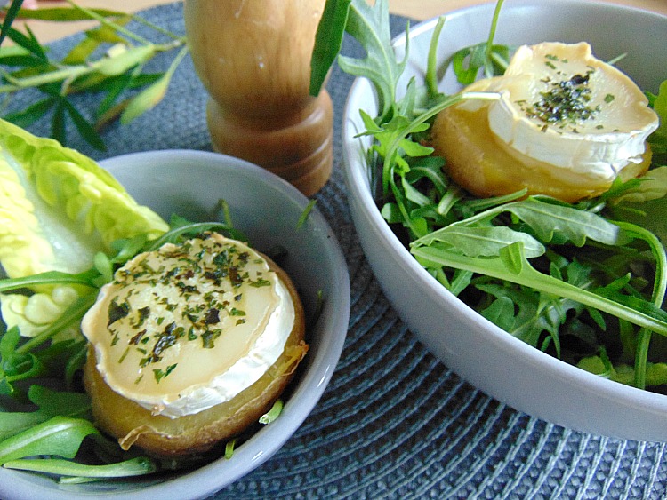 potatoes ziemniaki w mundurkach z piekarnika z serem