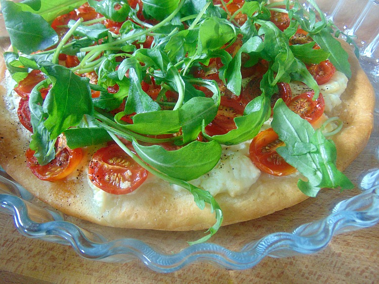 Pizza z mozzarelą i pomidorem.