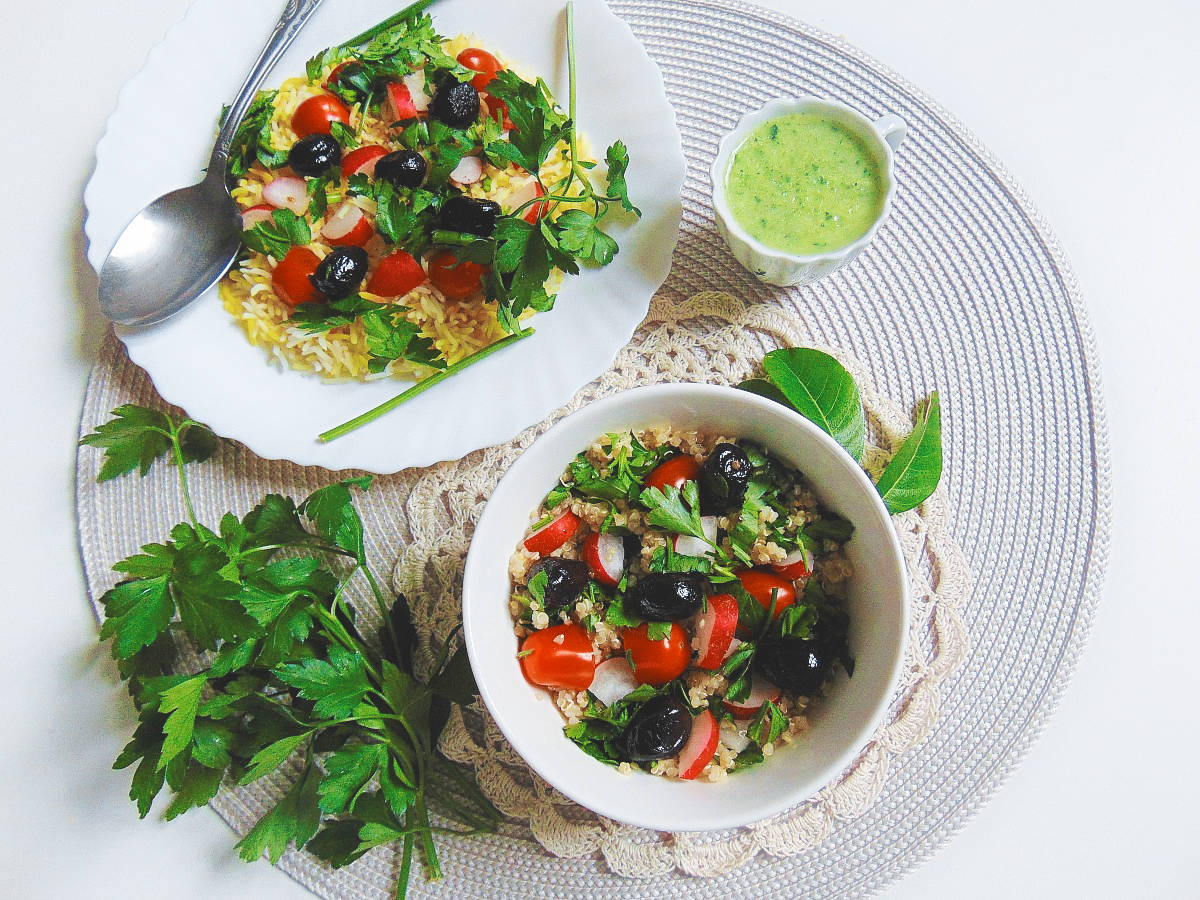 Kolorowa sałatka z komosy ryżowej (quinoa) z warzywami.