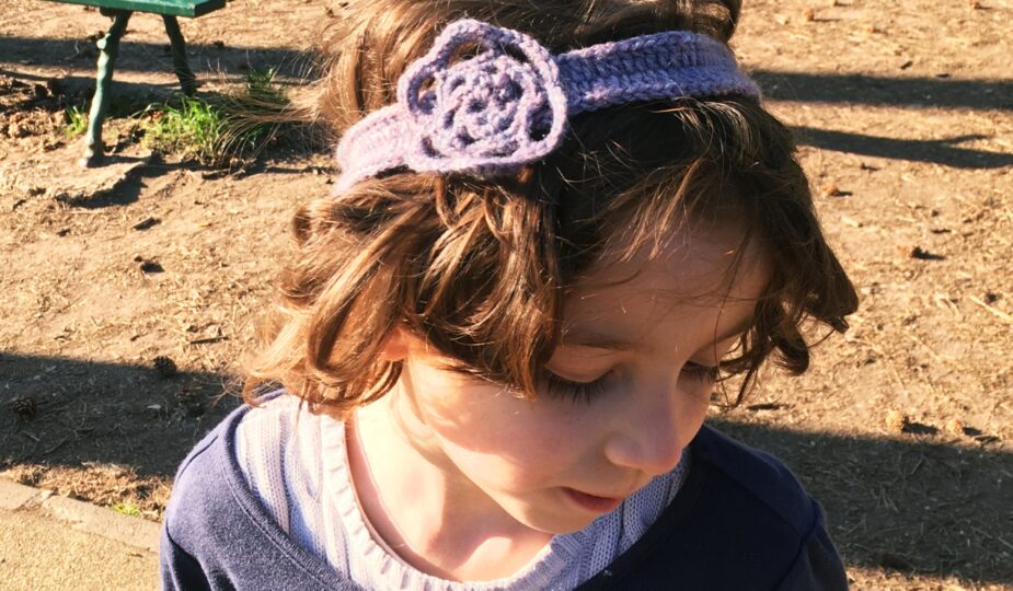 Szydełkowa opaska na włosy dla dziewczynki z kwiatkiem